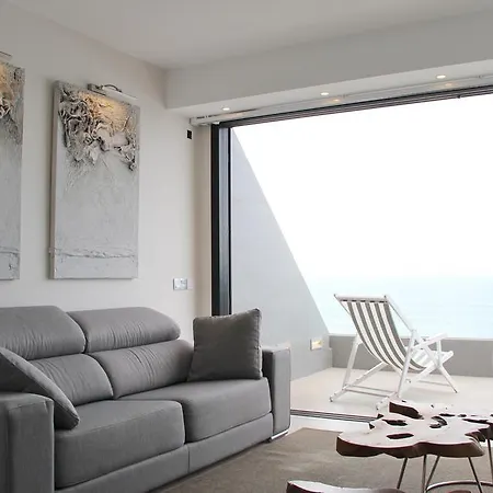 Penthouse Over The Sea شقة